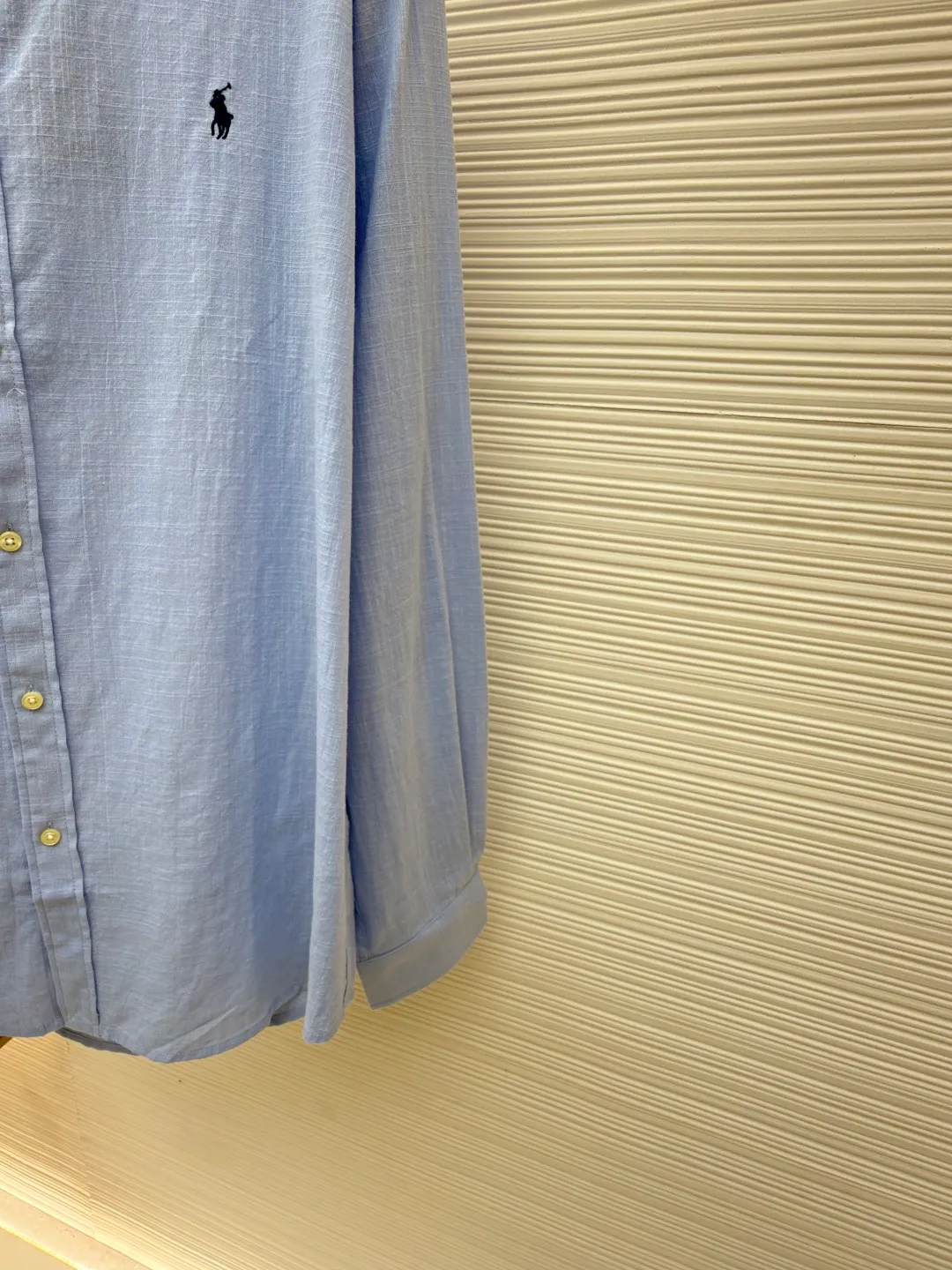 Ralph Lauren embroidered linen shirt ●Original version: Purchased and developed at 1690 ●Item number: 1680731-A75 ●Material: linen fabric ●Technology: embroidery production ●Version: fitted version ●Weight: about 240 grams ●Size: S-M-L-XL ●Description: Selected high-quality linen material with natural texture and breathability, firm and smooth, comfortable and skin-friendly, elegantly presented with a deep ink color The exquisite red pony mark is embellished, like a smart flame in the dark night. The clever design of the outer I-shaped pleated split back shoulder adds a sense of agility and detachment, and contains the soul of fashion in a minimalist shape. Adopt imported machine embroidery technology, use advanced computer control system and precision mechanical components to achieve the iconic pony embroidery operation with high precision and smooth and delicate lines. Adopting side-turning and embedded clamping stitching technology, it is smooth and tidy. The fabrics have been carefully washed and have a better feel and texture. They are not easy to deform, shrink or fade, and maintain long-term beauty. The overall wiring is straight and delicate, the fabric is comfortable and soft, and the color is consistent without color difference. It can be matched with the same style to create a fashionable look and control various occasions. Customized accessories, complete with three standards, same style for men and women!